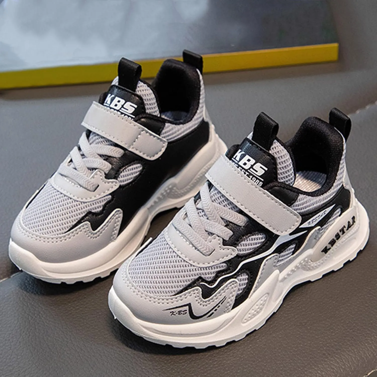 All Seasons Children Sports Shoes Girls Flat Lightweight Mesh Breathable and Comfortable Solid Lace Shoes